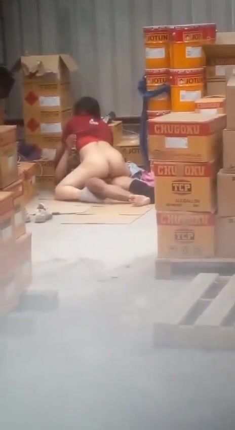 Quay lén chị chủ địt cùng trai trong kho dâm đãng báo luôn cho ông chủ phần 2